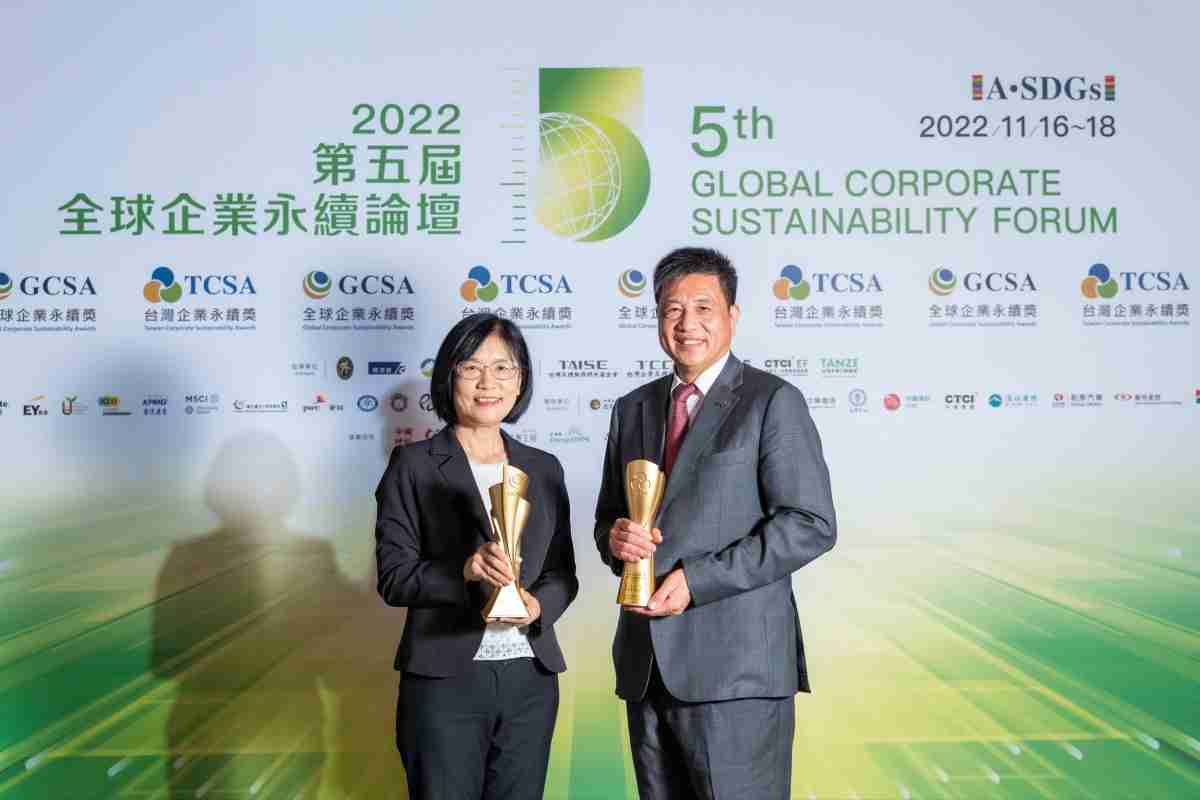 PG国际作为净零碳排先锋，，，，期引领价值链伙伴同行共好，，卫冕制造业组“十大典范企业” 二连冠殊荣(左：PG国际光电永续长古秀华，，，，右：PG国际光电董事长暨执行长彭双浪)