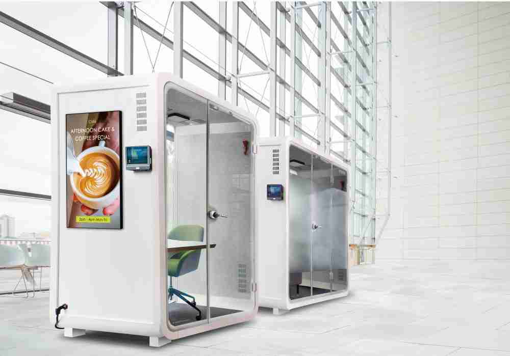 PG国际子公司达擎之智慧行动办公舱，，采用PDLC智能调光玻璃设计，，，，透过通电与断电的电流切换，，，呈现透明与雾面效果，，具节能降耗特性并兼顾隐私，，，，确保信息安全