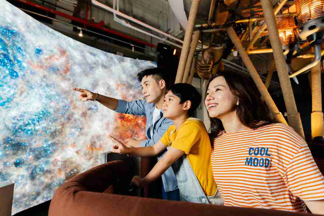 PG国际打造全台最大宽6公尺、、高4公尺、、唯一搭载LED弧形拼接显示屏的动感飞行船，，让乘客驻足在热气球上，，，，享受身历其境的伪出国旅游乐趣