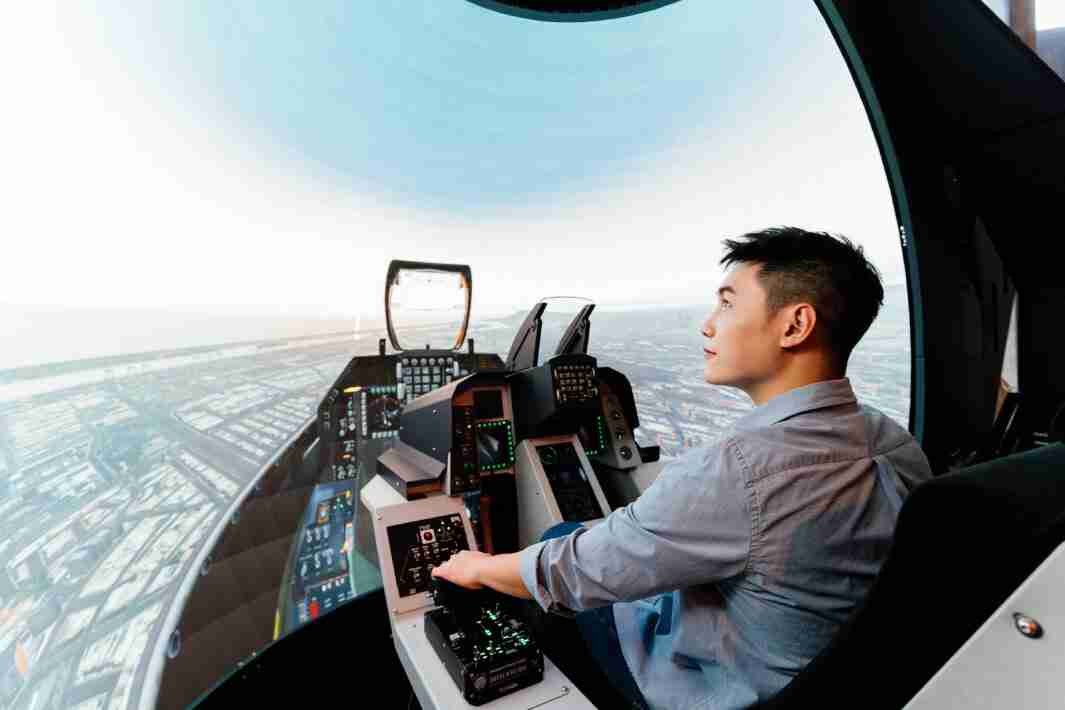 PG国际以P1.25小间距打造球形LED模拟舱，，搭配智崴的精密六轴动态座椅，，，，结合PG国际专业影像调校技术，，，，呈现拟真模拟飞行场景