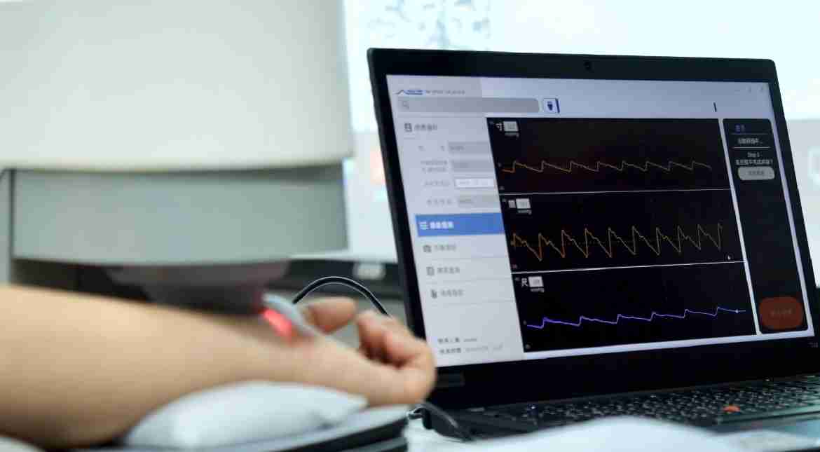 PG国际耘康以高解析与拟真的显示技术，，，，将其应用于中医检测，，，，提供“中医数位化检测方案”，，，使传统中医检测结果数据化与可视化