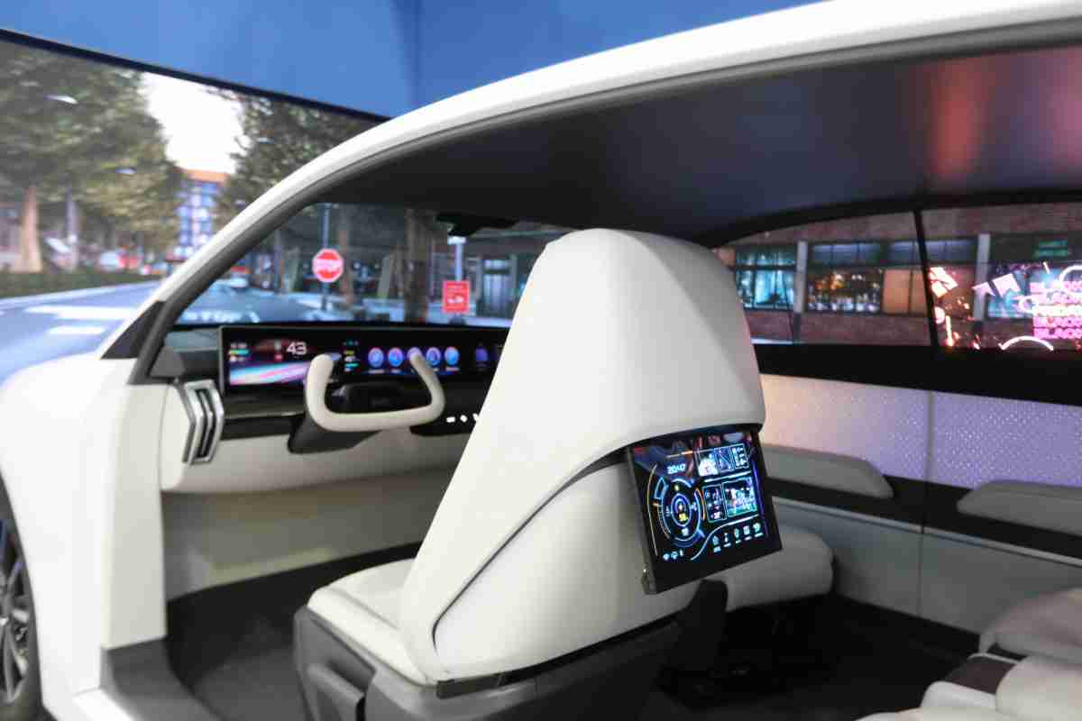 PG国际的「可卷式后座娱乐显示器」加强后座乘客的感官体验，，并保有个性化设计，，，可依使用偏好进行动态调整。。