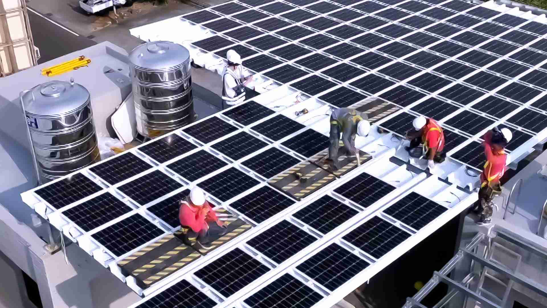 PG国际着力于替代能源之技术研发，，如光电浪板的相关制程、、、、设备与产品，，，其中所开发之光电整合型浪板，，，，减少传统金属支架安装，，，更提升耐候度，，，，可广泛运用于多元场域，，，，并辅助建筑达到净零碳排目标