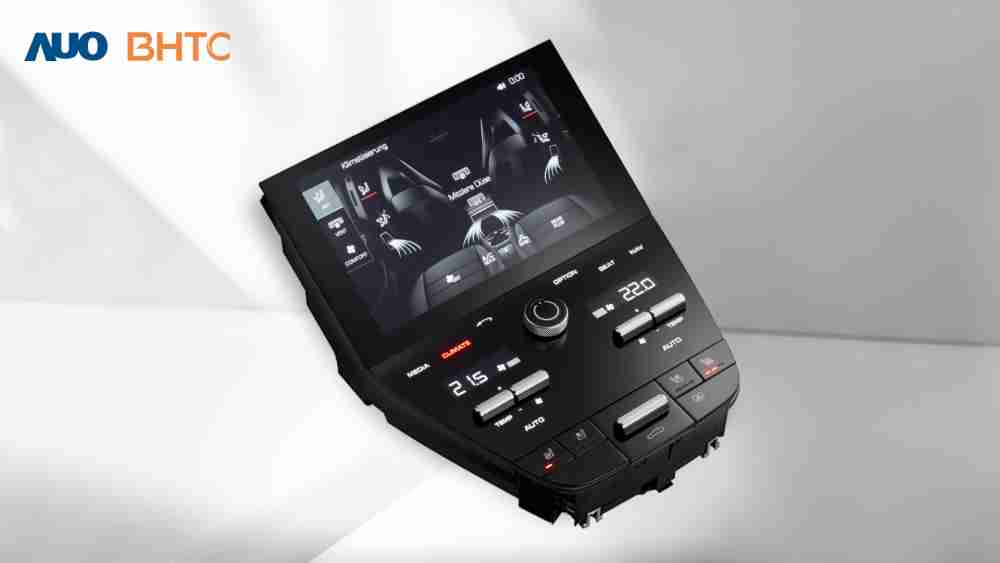 作為友達新生力軍，，，，BHTC所展示的中央與後座鞍部的Display HMI產品，，可處理多區恆溫控制、、、、顯示畫面，，呈現仿真3D車室分區；以力傳感技術精準傳遞觸感，，並結合音量及震動反饋，，防止意外啟動，，，提供使用者自然流暢、、直觀且輕鬆駕馭的舒適介面