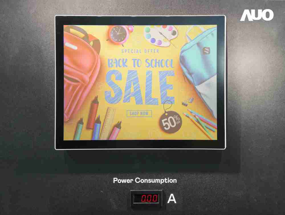 PG国际展示胆固醇液晶超低耗能户外全彩显示器，，，ChLC（胆固醇液晶）以双稳态技术使静态显示零功耗，，具省电、、、高彩度、、、、环保的特性，，还整合软硬件系统解决方案，，可透过单一云端平台管理