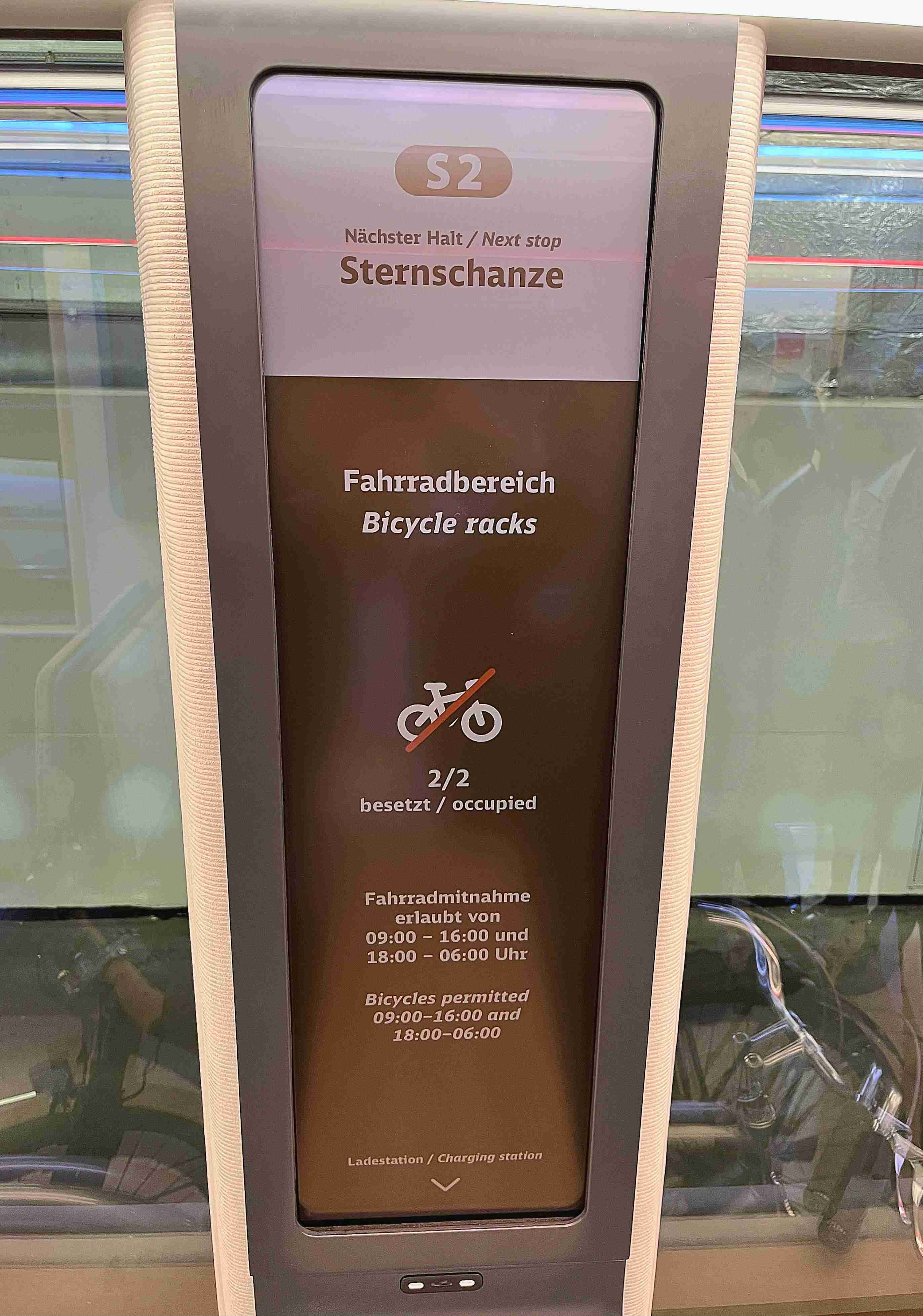 达擎HiRaso显示技术采用胆固醇液晶独特的双稳态特性及反射环境光线的方式，，，，发挥最佳能源运用效率，，其仅在更换显示画面时才消耗电力，，在持续静止的画面显示上则为零耗电，，，，与传统液晶显示技术相比大幅节省90%能耗